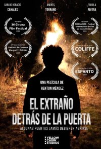 El extraño detrás de la puerta