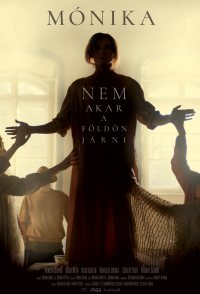 Mónika nem akar a földön járni